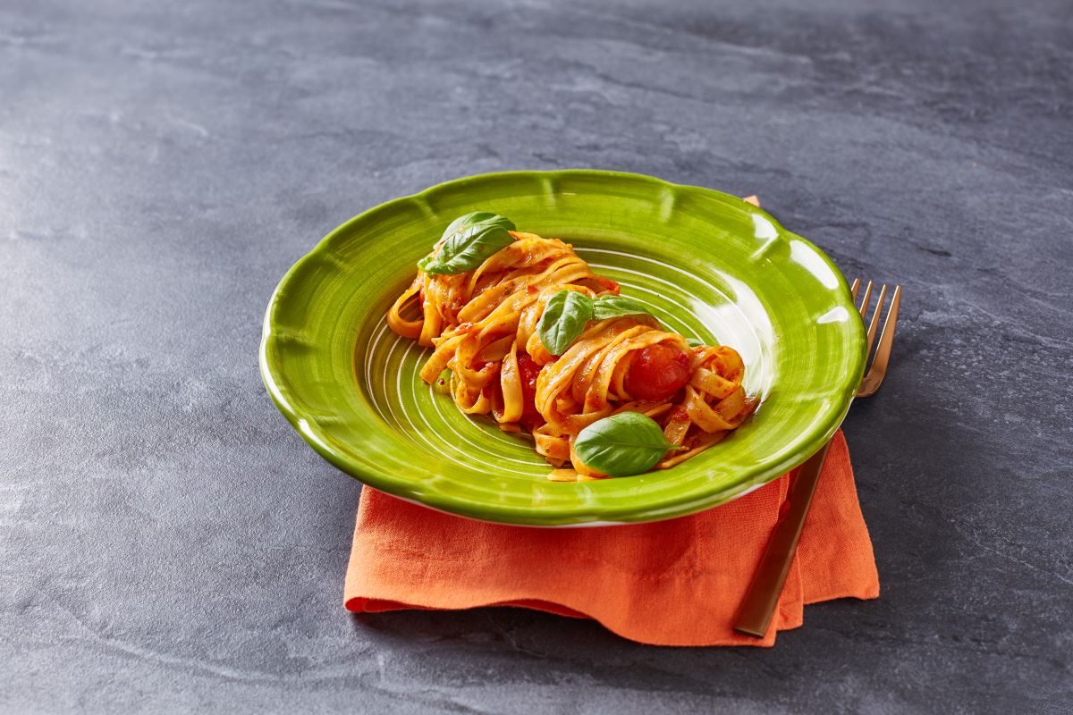 Receta vegana de tallarines al pesto de guindilla Receta vegana de tallarines al pesto de guindilla