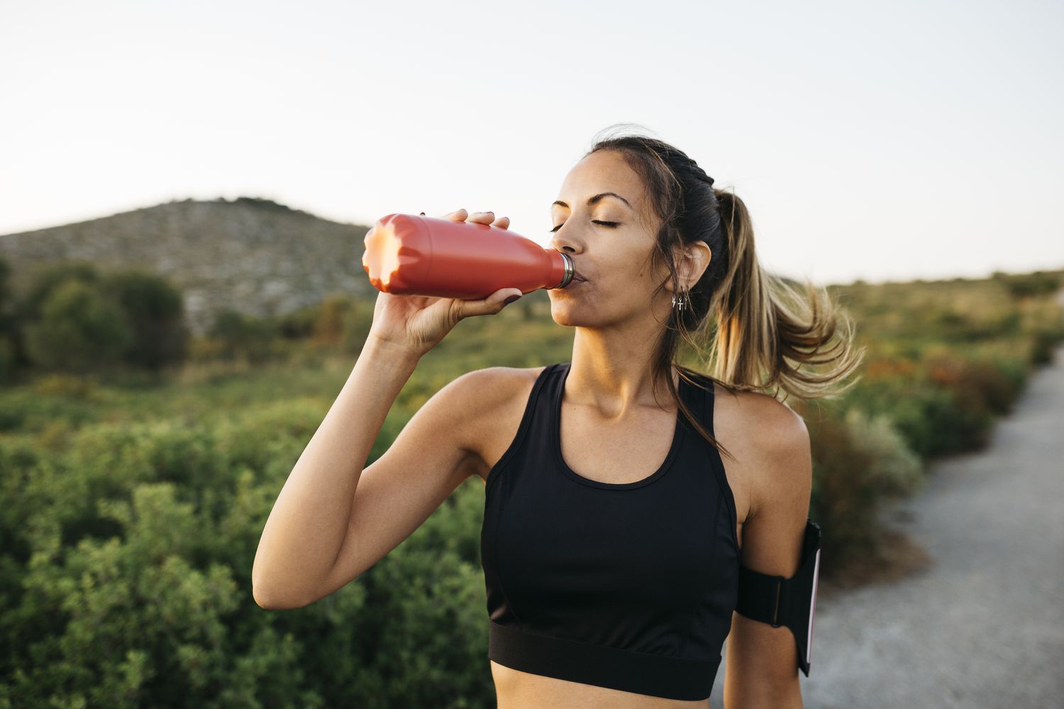 13 consejos para hidratarse y repostar mientras se corre, según los expertos
