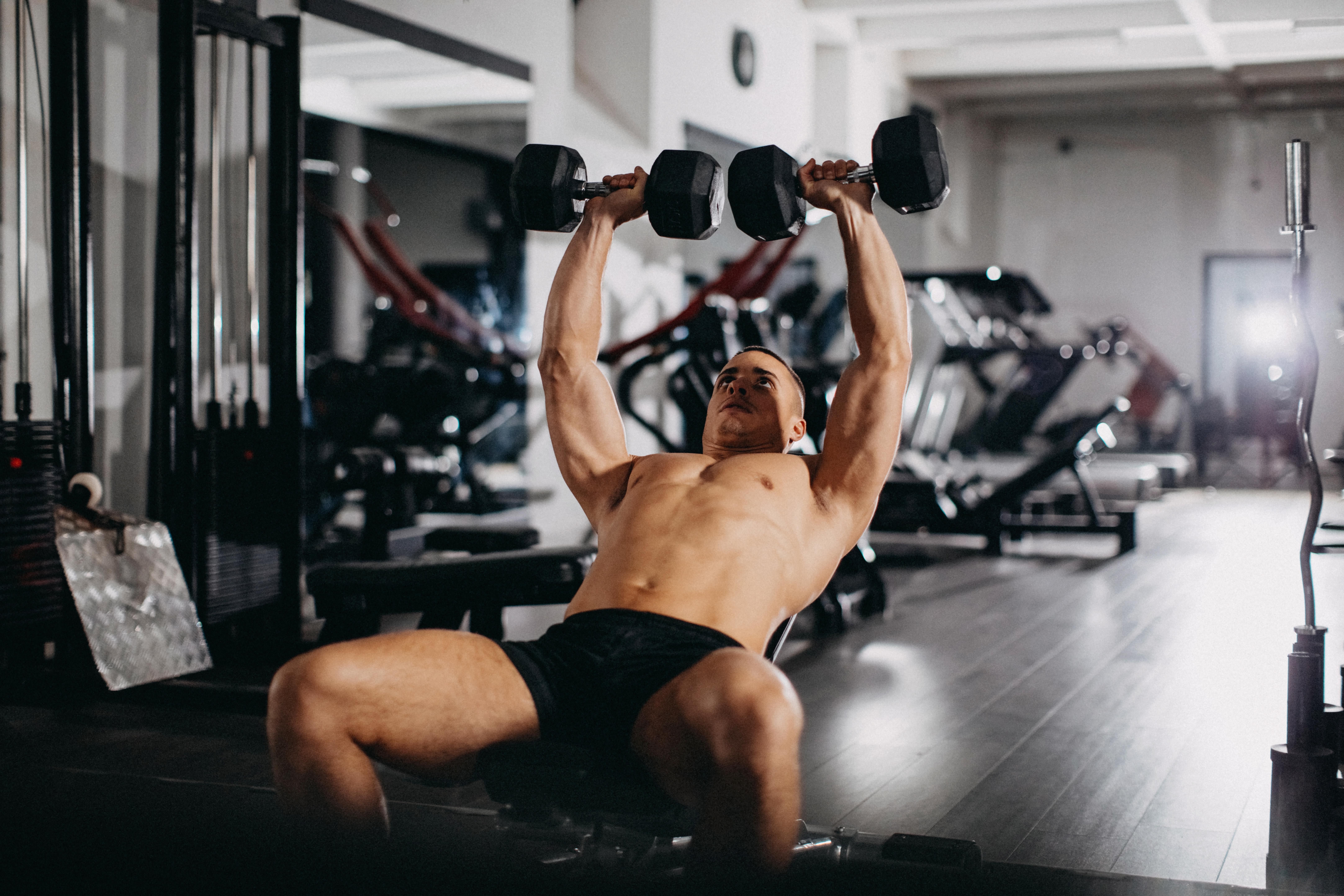 Entrenamiento de pecho y tríceps: Los 9 mejores movimientos para ganar masa muscular