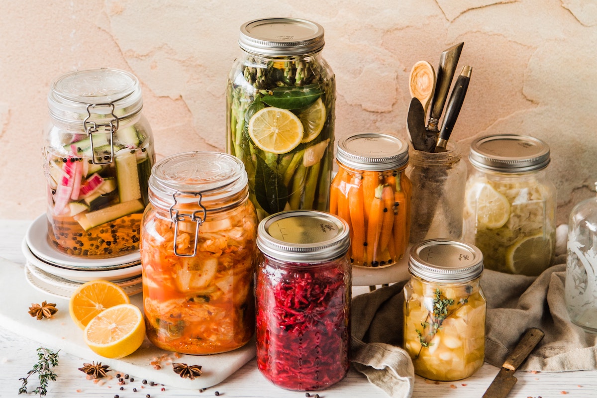 Estos 10 alimentos ricos probióticos pueden aliviar los problemas estomacales
