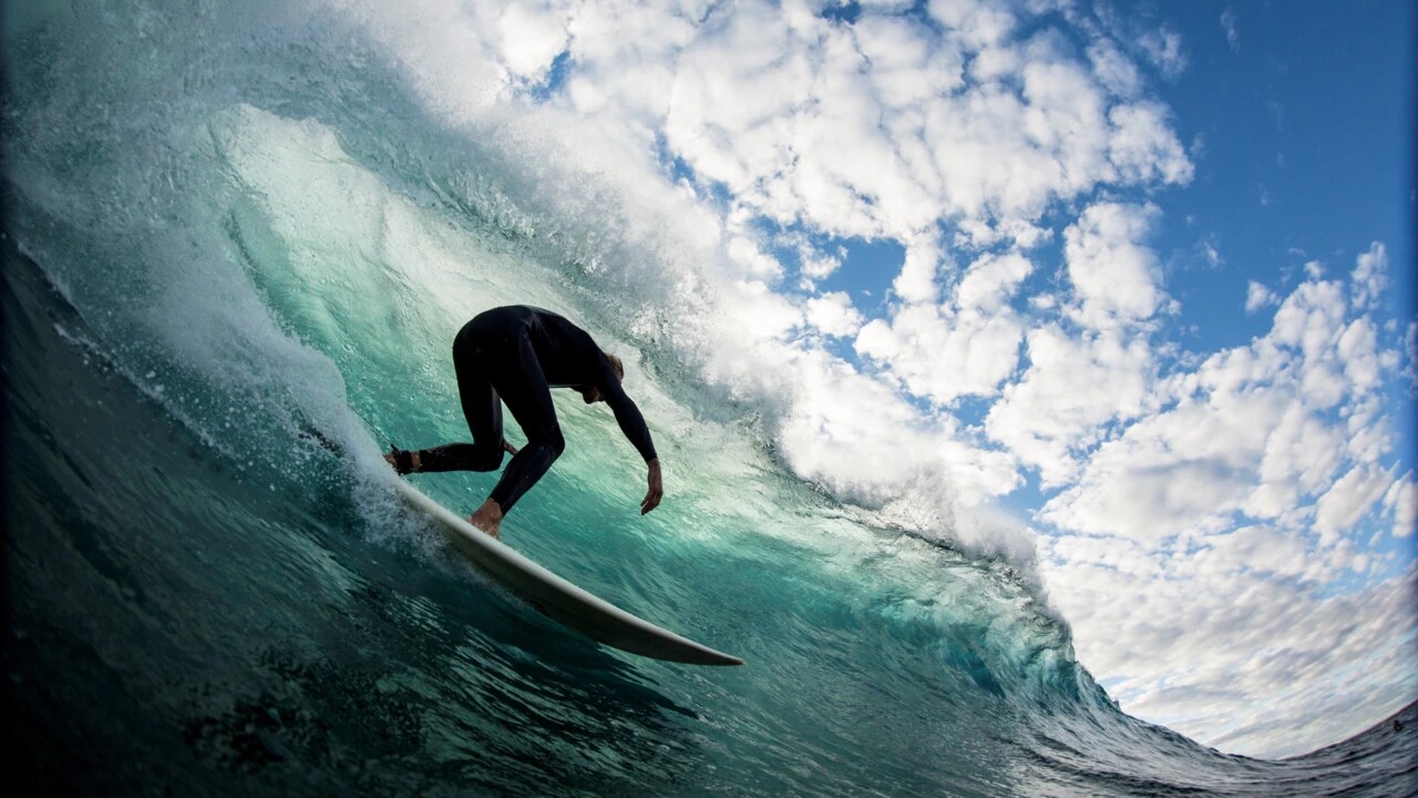 Blake Johnston, leyenda australiana certificada, intenta la sesión de surf más larga del mundo para concienciar sobre la salud mental