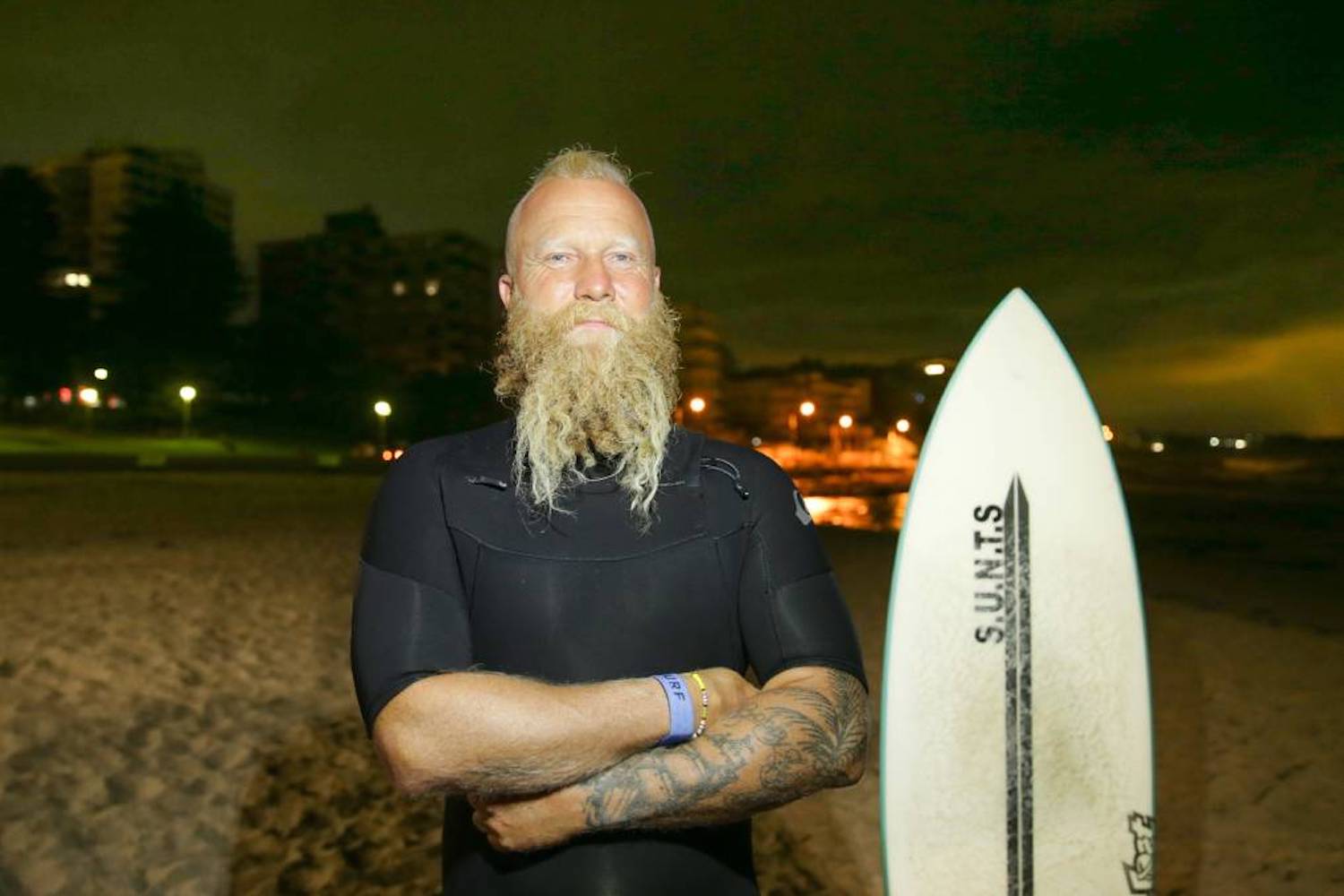 Blake Johnston, leyenda australiana certificada, intenta la sesión de surf más larga del mundo para concienciar sobre la salud mental