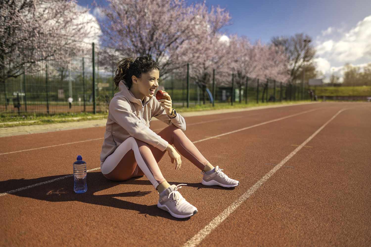 ¿Debo comer carbohidratos después de entrenar?