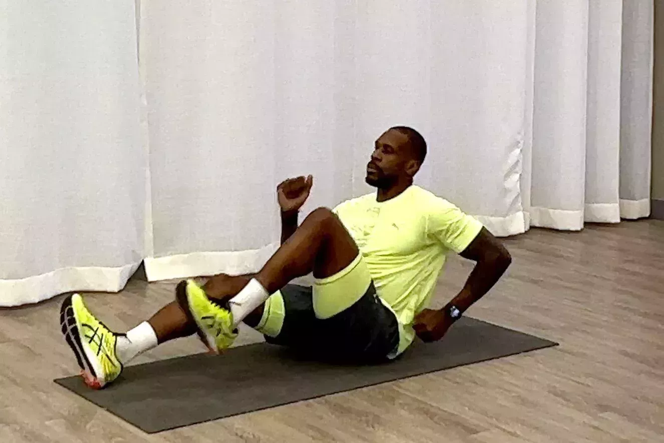 10-minute core workout, Yusuf Jeffers practicing sprinter sit-up exercise 10minute core workout, yusuf jeffers practicing sprinter situp exercise