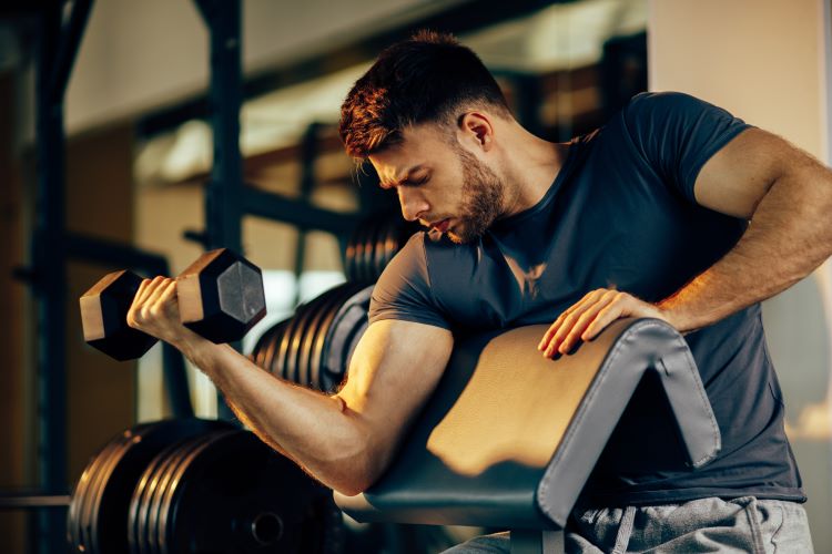 Entrenamiento de bíceps con mancuernas