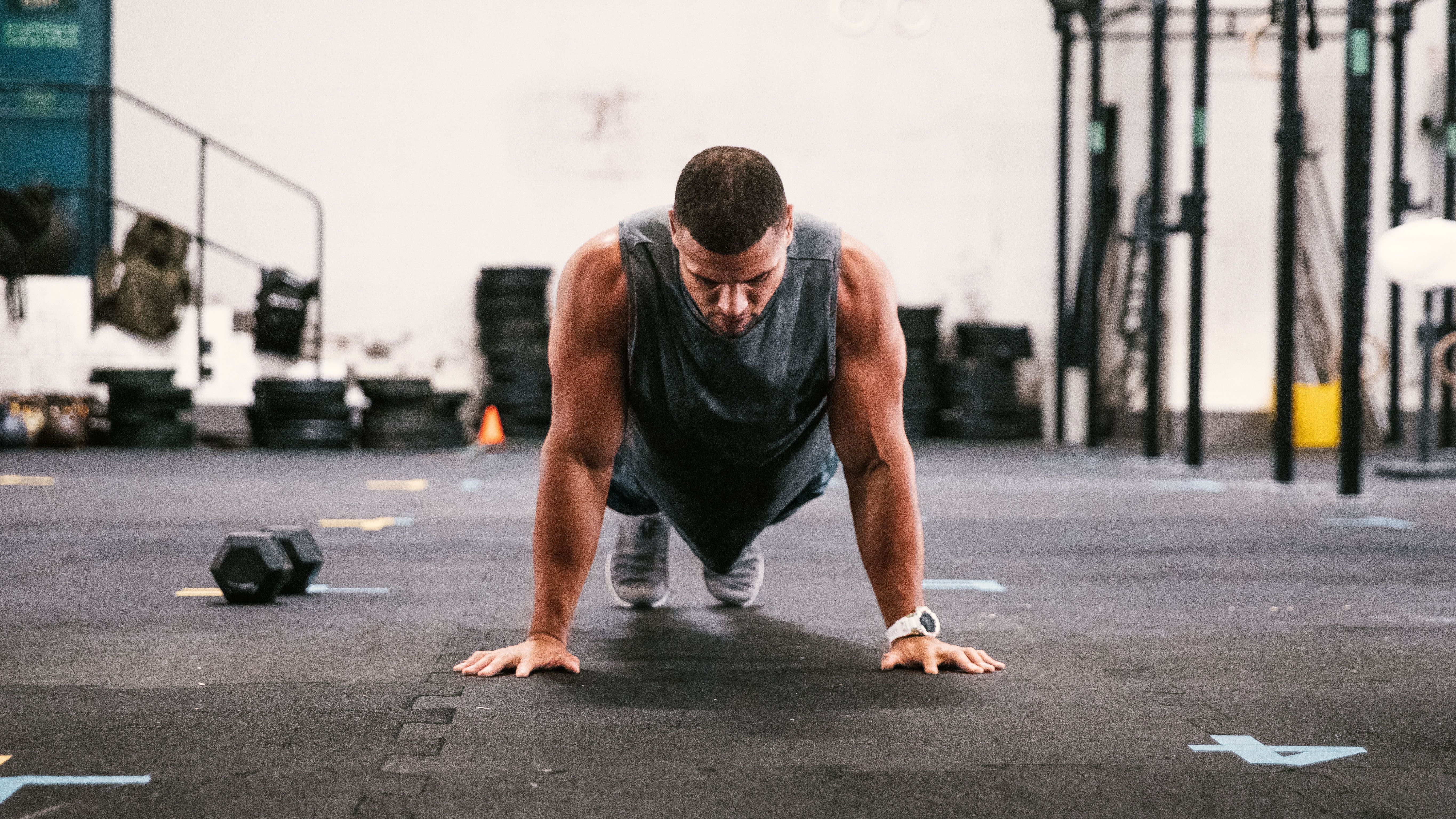 Este Finisher de CrossFit Pro Zack George Construye Hombros Grandes