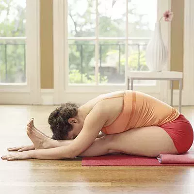 ¿Hinchado? 14 posturas de yoga para mejorar la digestión