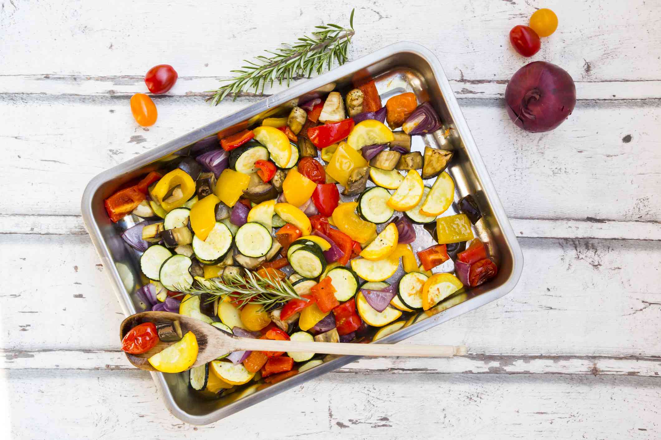 La dieta mediterránea es una forma nutritiva de comer que hace hincapié en los alimentos vegetales. Obtenga más información sobre esta forma de comer y cómo puede mejorar su salud.