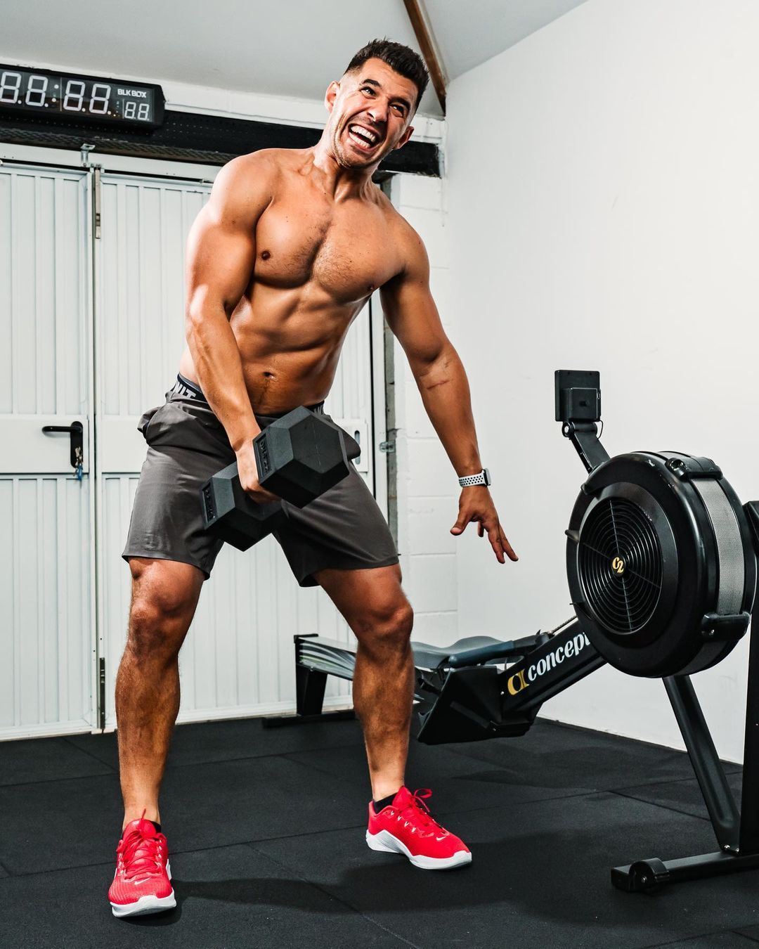 Nuestra versión casera del entrenamiento Crossfit Open '23.3' hará volar tus hombros