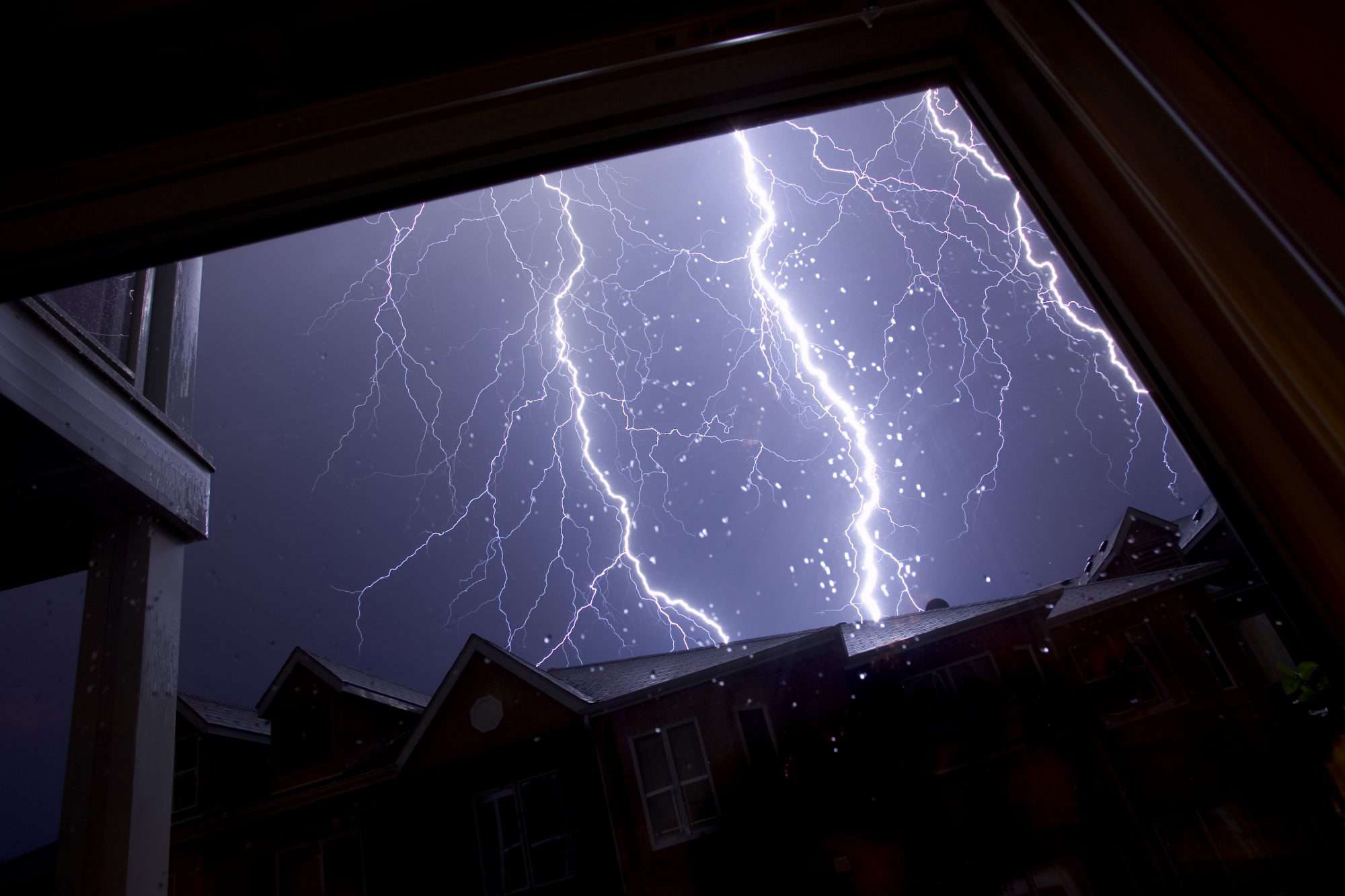 Por qué no debe ducharse durante una tormenta eléctrica