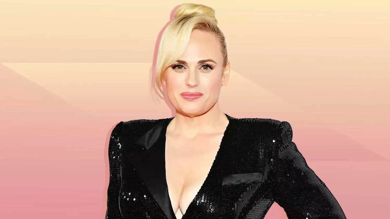 Rebel Wilson protagoniza un momento 'Babewatch' al pasear por la playa en bañador naranja