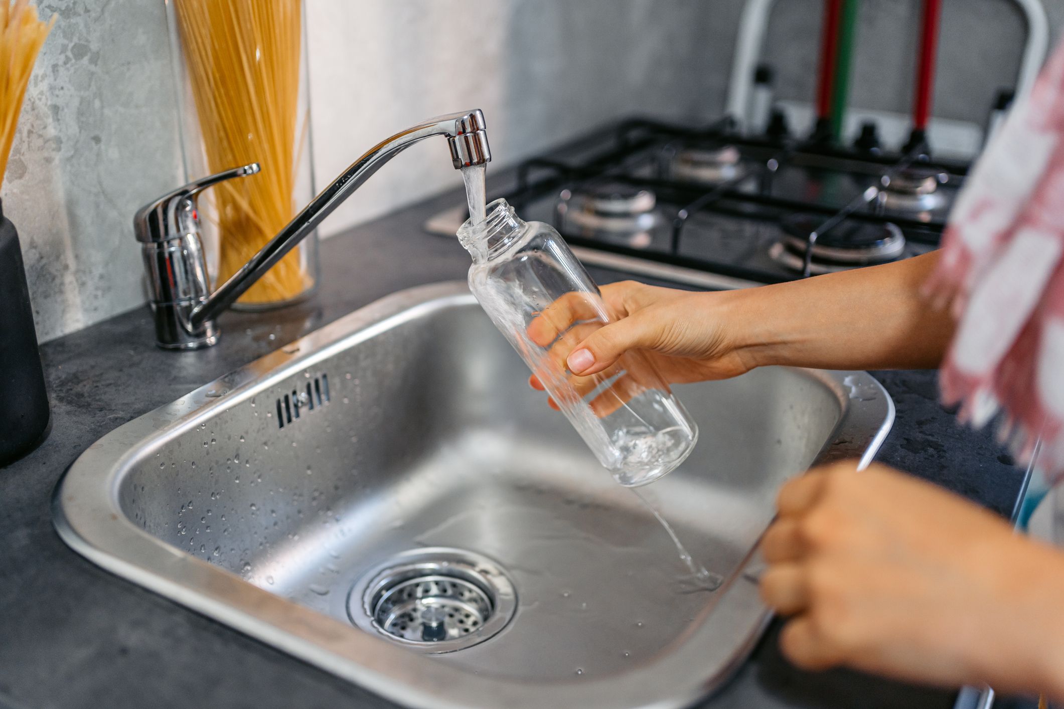 Cómo limpiar una botella de agua reutilizable de forma eficaz y minuciosa, según los expertos
