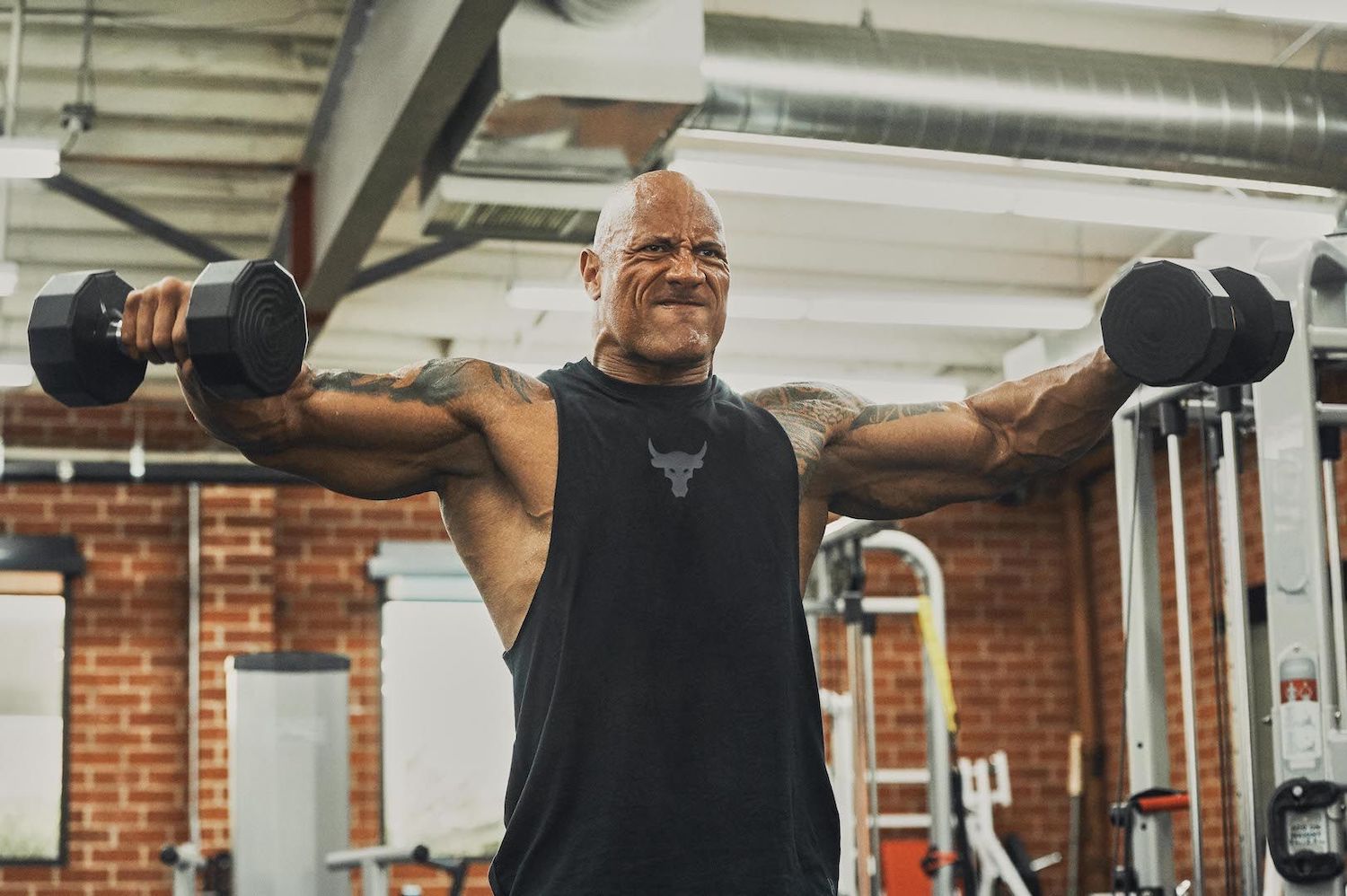 Dwayne 'The Rock' Johnson comparte sus secretos para unos hombros monstruosos