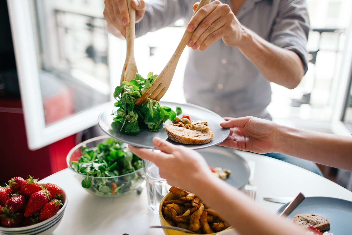 El número de carbohidratos que debe comer al día para perder peso