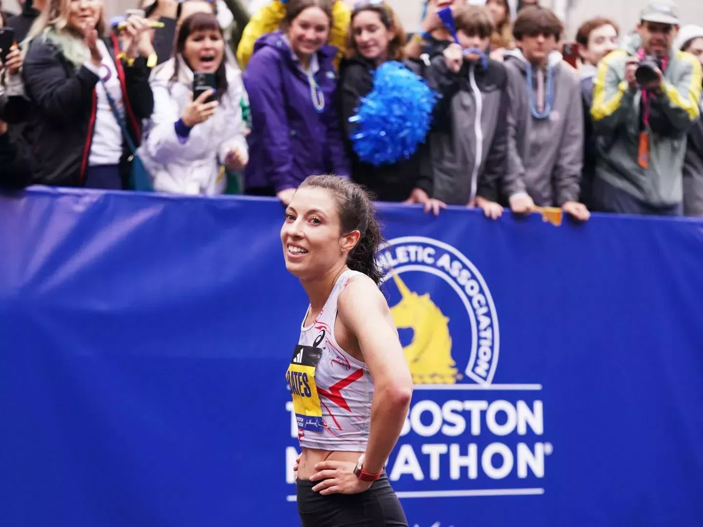 Emma Bates comparte los 10 consejos de entrenamiento y recuperación que le ayudaron a conseguir su mejor marca en Boston