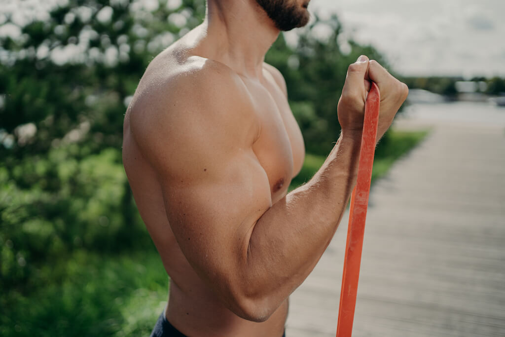 Entrenamiento para la parte superior del cuerpo con banda de resistencia  