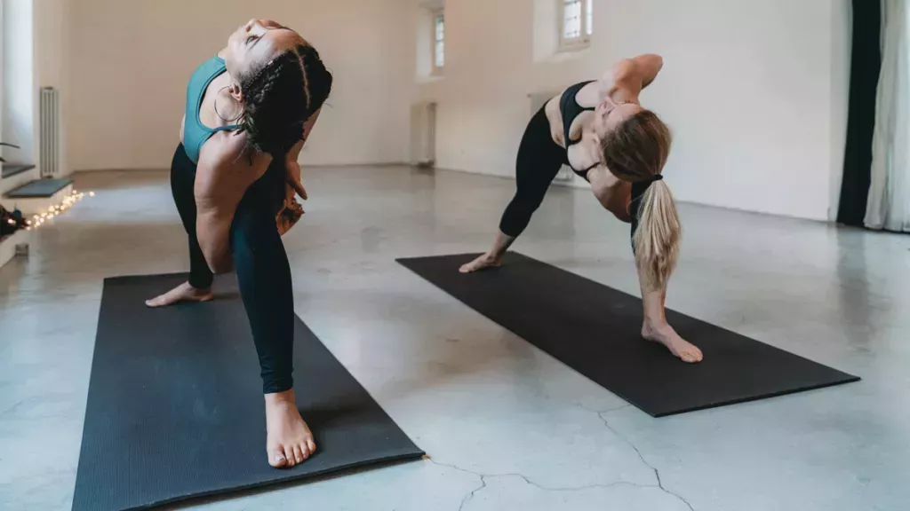 Pasé 10 años tratando de atar en posturas de yoga. Esto es lo que finalmente me ayudó.