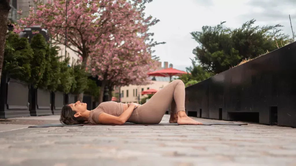 Una práctica de yoga matutina de 10 minutos para la zona lumbar