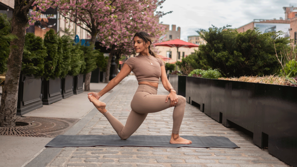 Una práctica de yoga matutina de 10 minutos para la zona lumbar