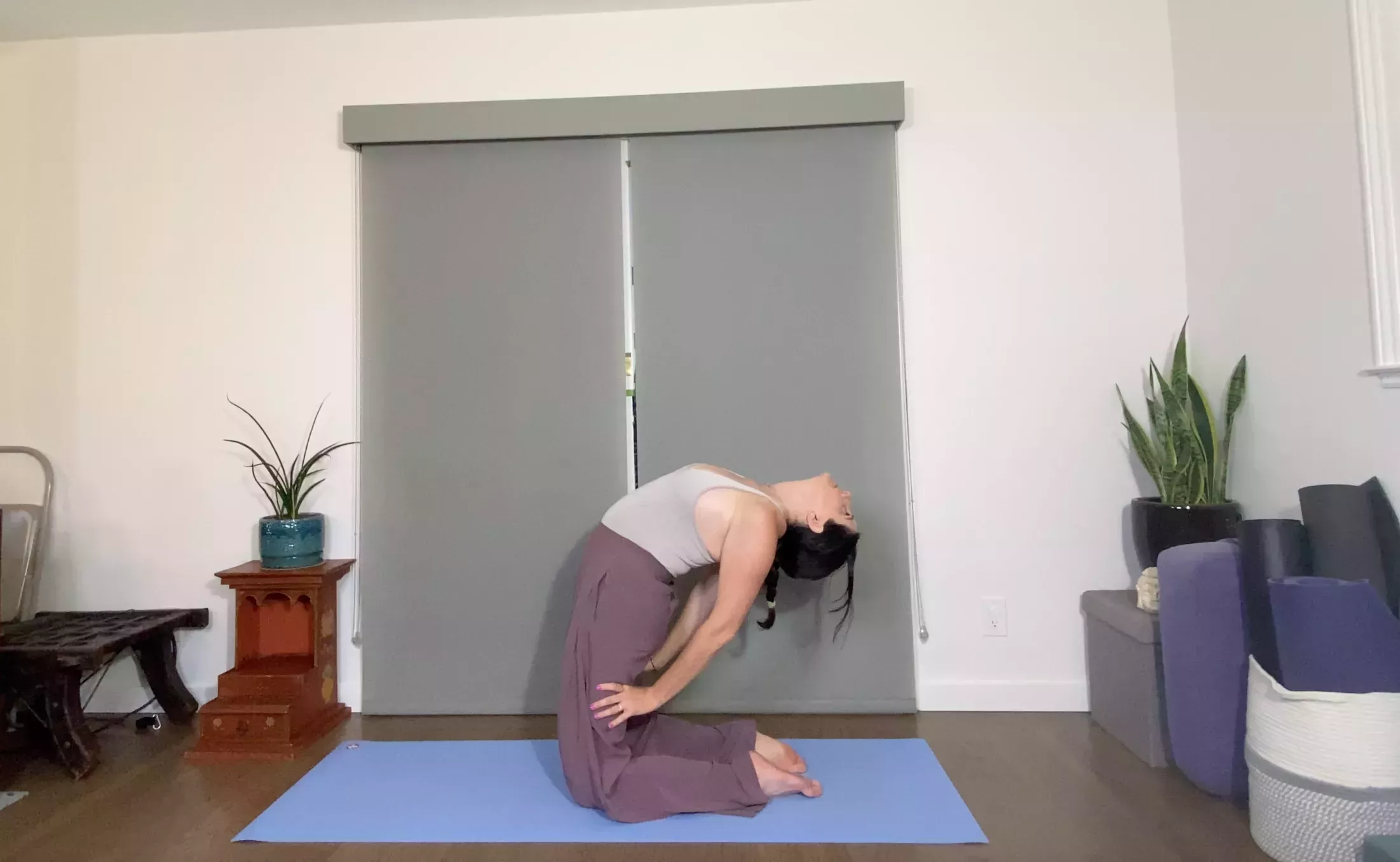 8 posturas de yoga para cuando su energía necesita un impulso 