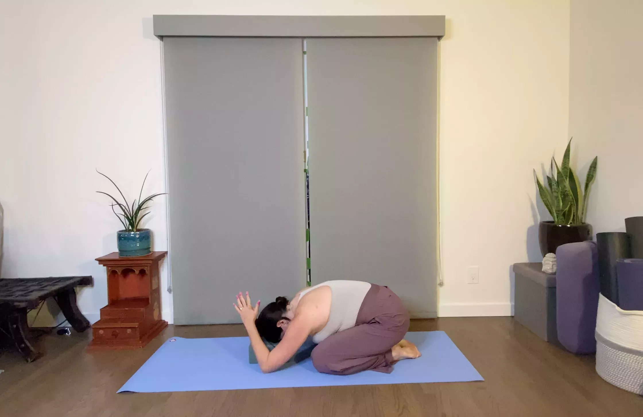8 posturas de yoga para cuando su energía necesita un impulso 