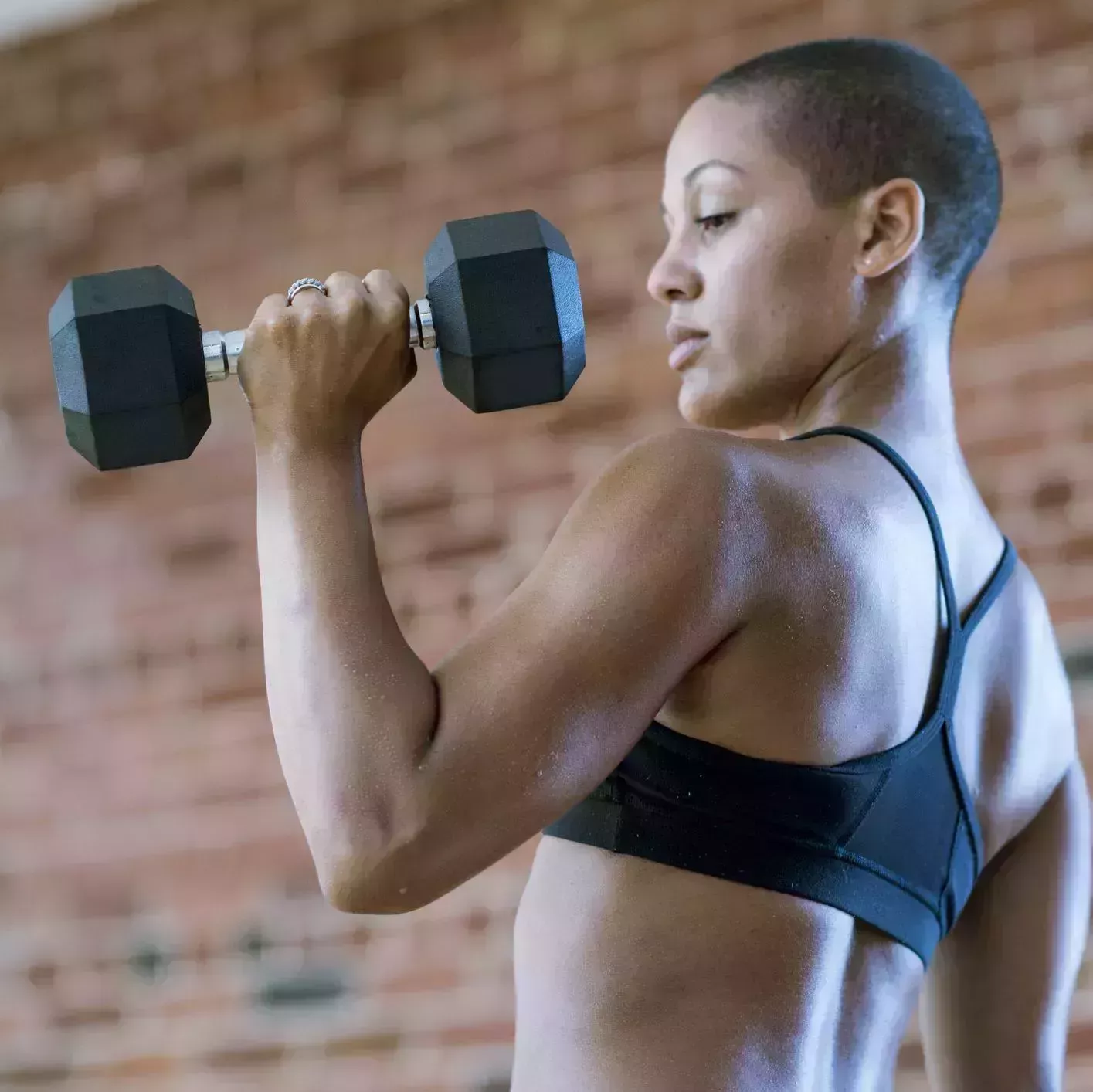 woman lifting dumbbells