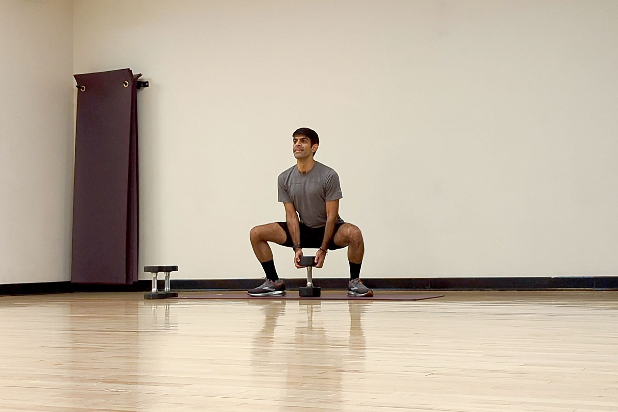 Fortalece los glúteos con este entrenamiento con mancuernas