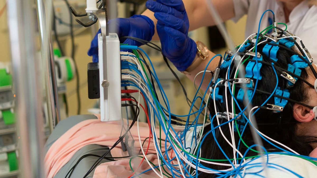 Las oleadas de actividad en el cerebro humano moribundo podrían indicar experiencias conscientes fugaces