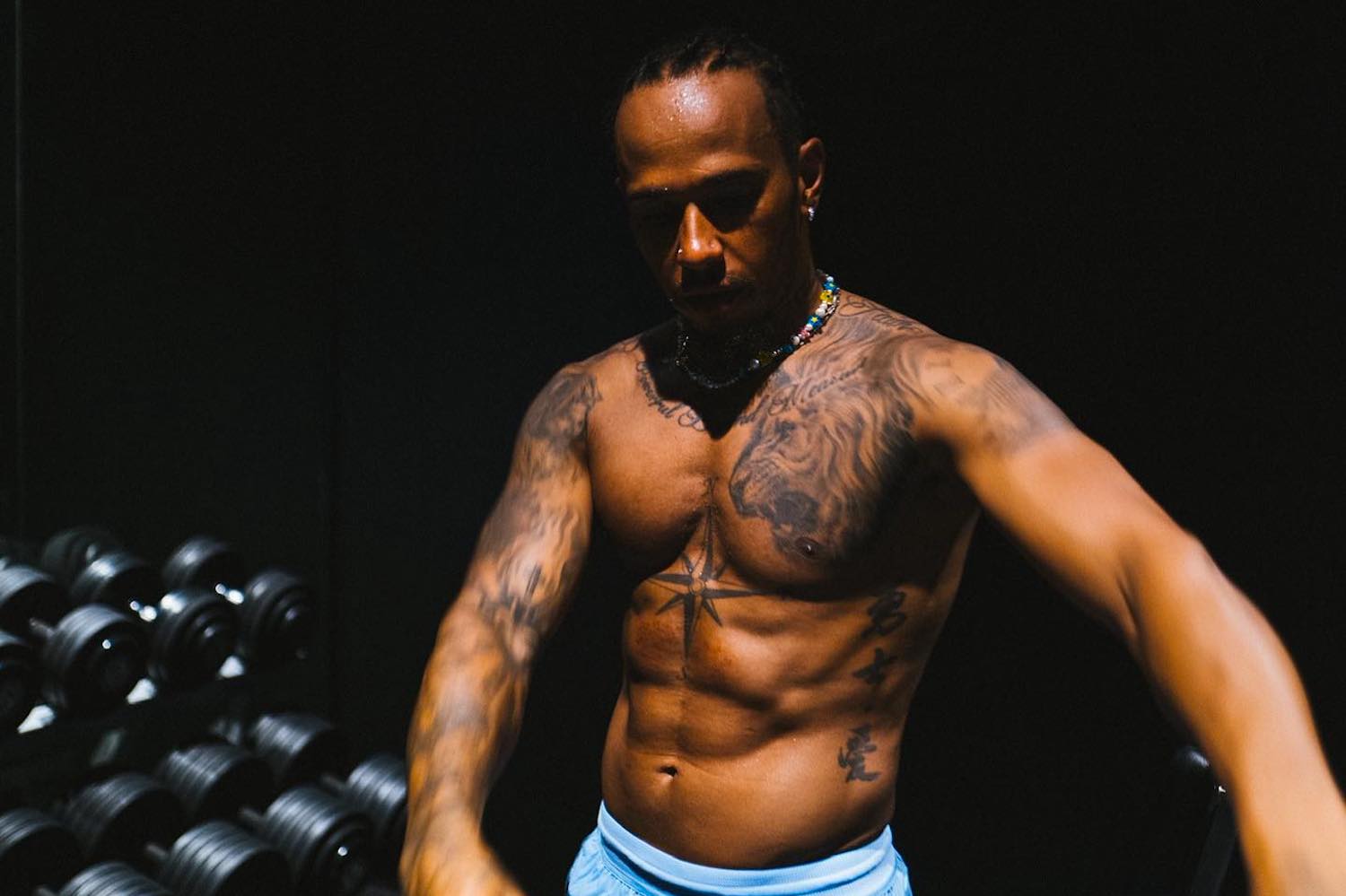 Lewis Hamilton presume de cuerpo antes del GP de Azerbaiyán