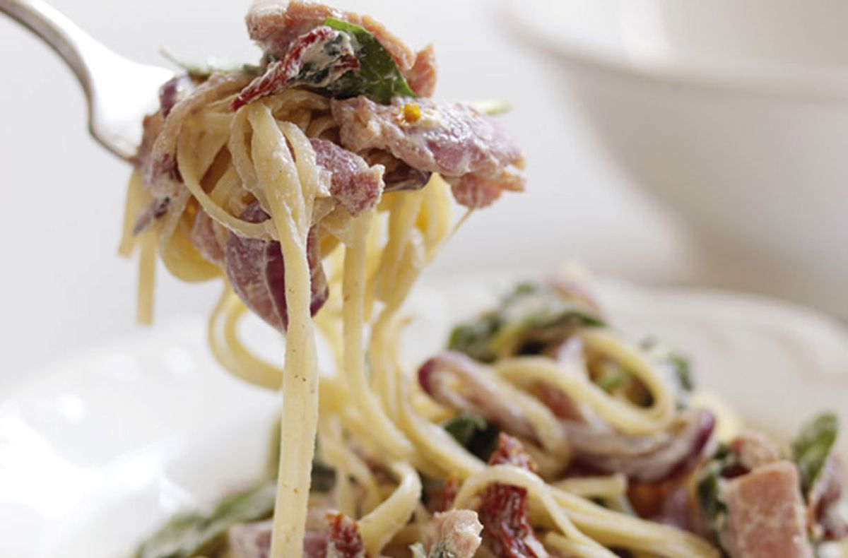 Receta de linguini con bacon, tomate, espinacas y ricotta