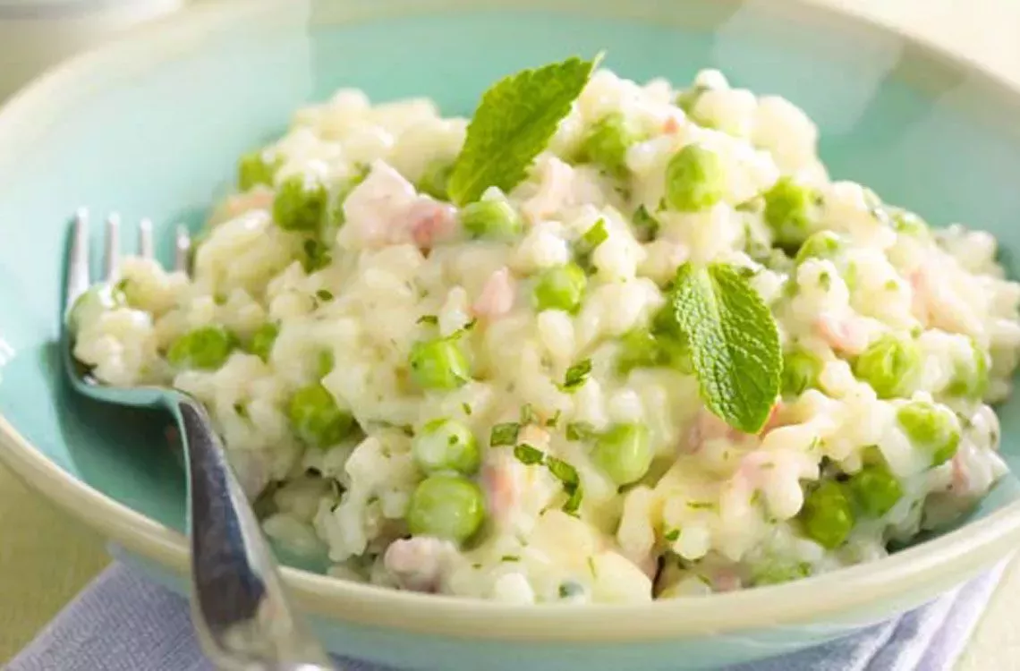 Receta de risotto cremoso de bacon, guisantes y menta