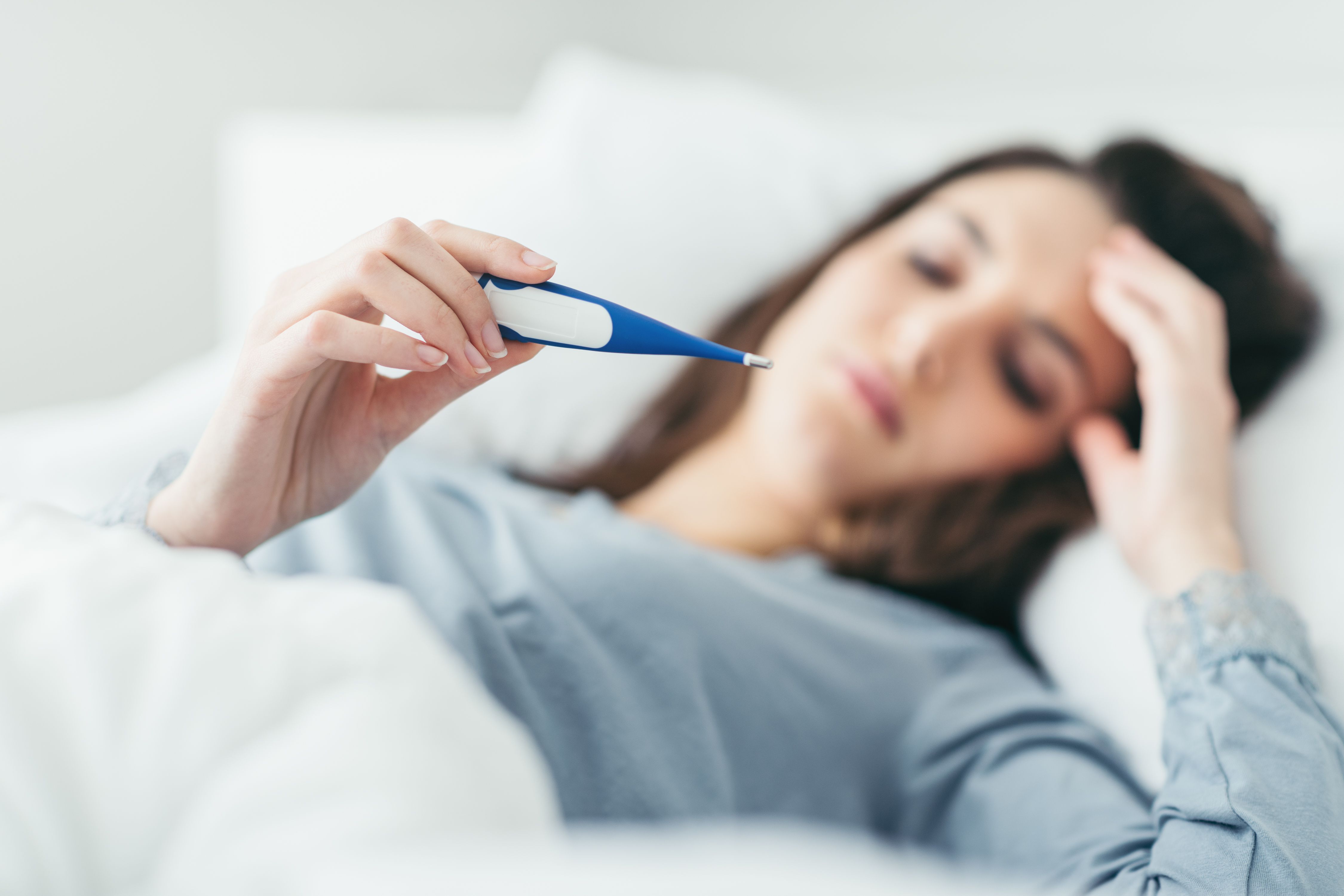 Cómo refrescarse y sentirse menos miserable cuando se está intentando superar una fiebre