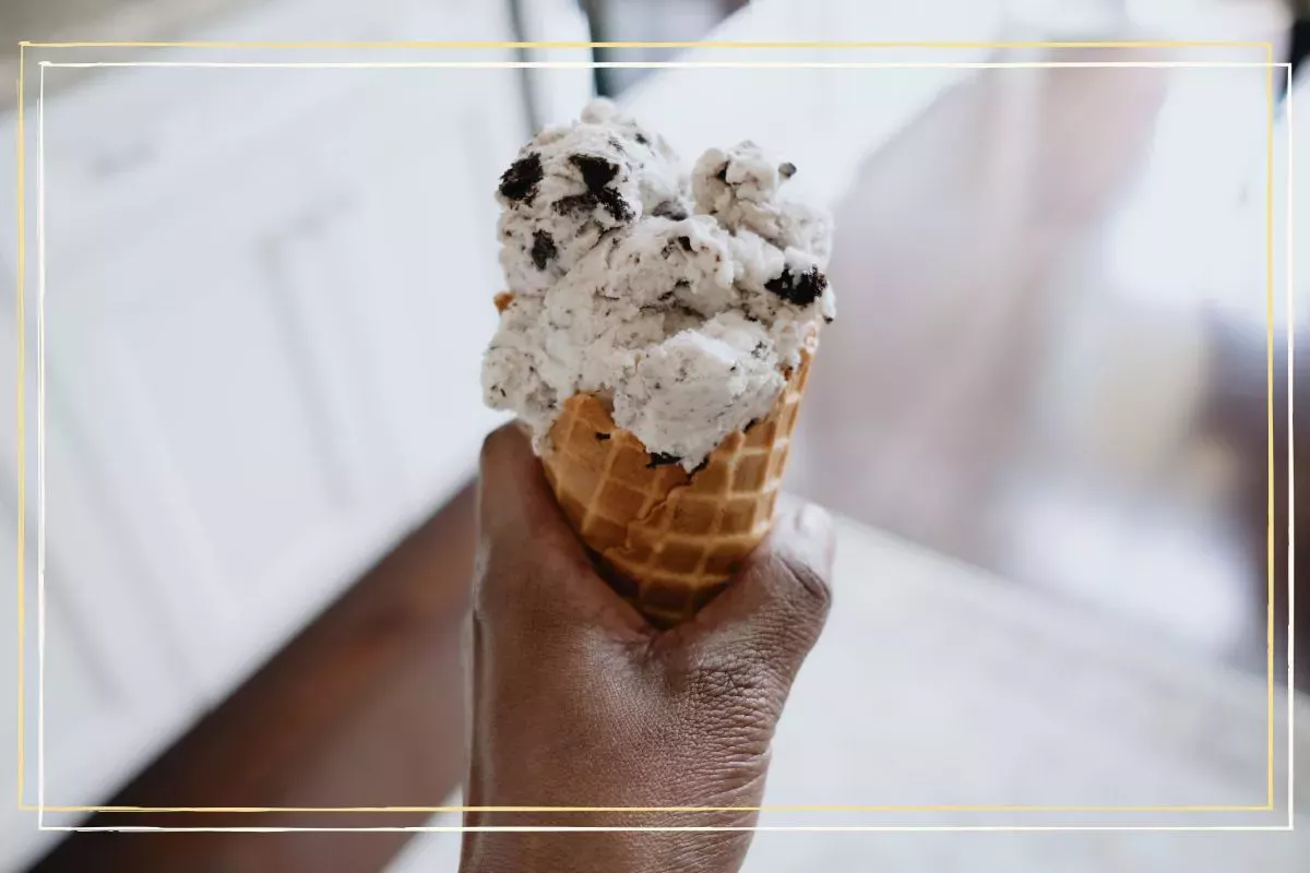 A continuación te explicamos cómo hacer helado de Oreo en 3 ingredientes, ¡sin necesidad de heladora!