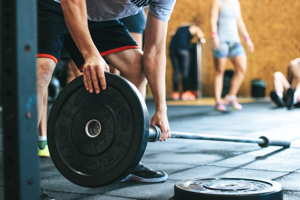 
		Estos eficaces ejercicios con barra te permitirán entrenar todo el cuerpo