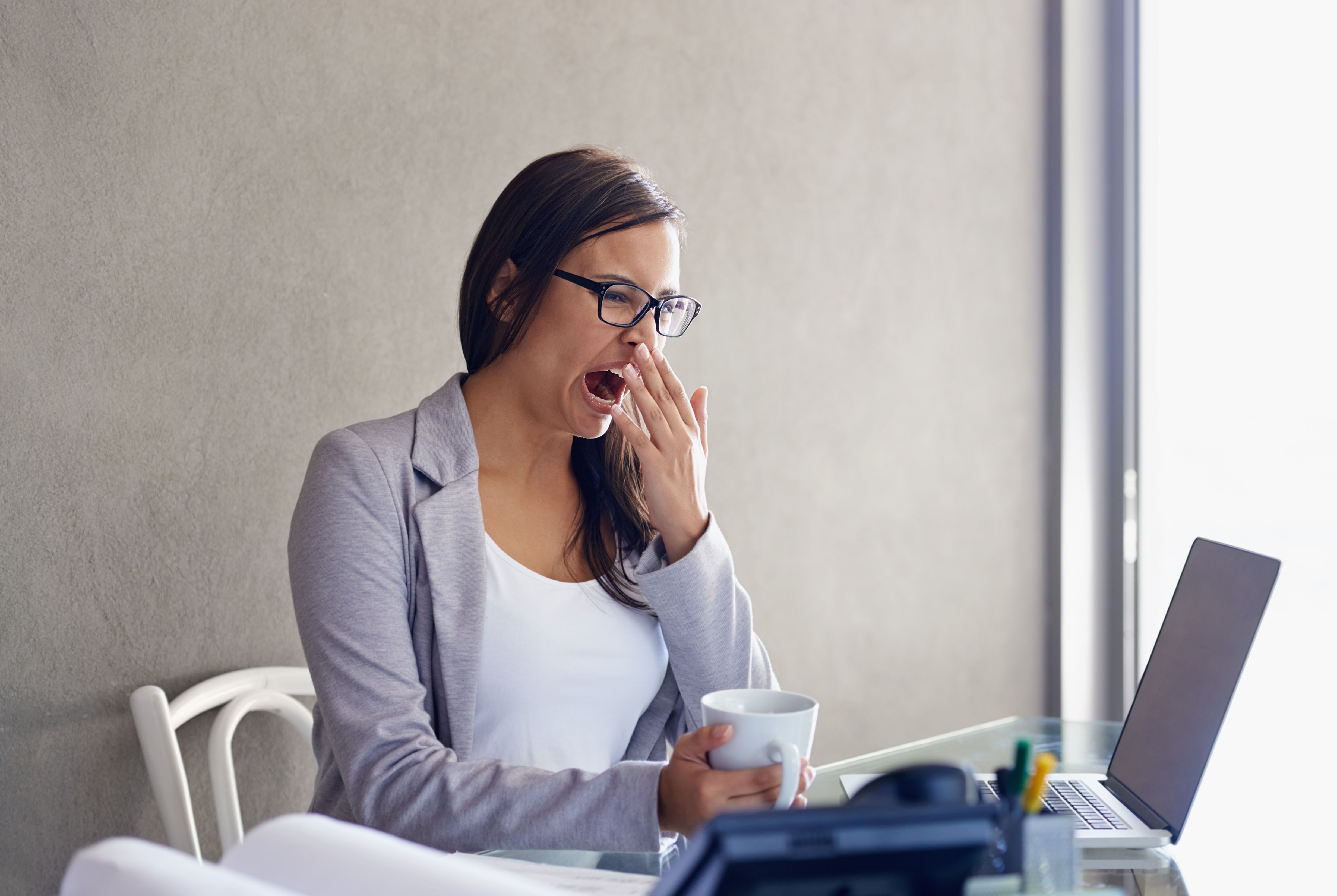 La verdadera razón por la que se siente cansado después de comer y cómo recuperar la energía