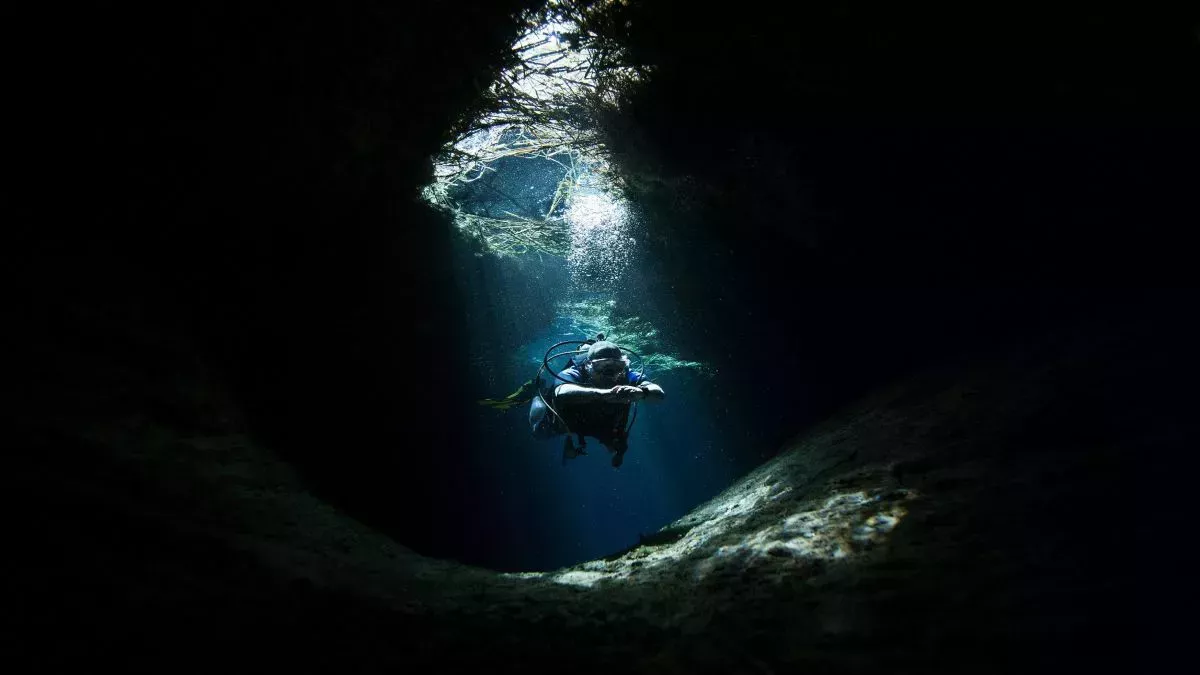 Los vasos sanguíneos de un submarinista tras una inmersión de 30 metros en una cueva dejan escapar líquido en un extraño caso médico