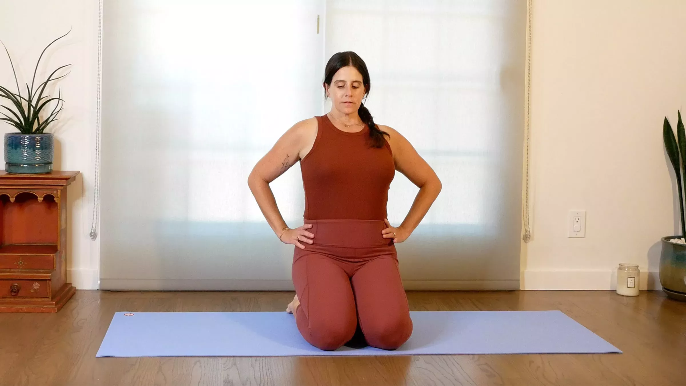 5 posturas de yoga postnatal para mejorar la estabilidad pélvica