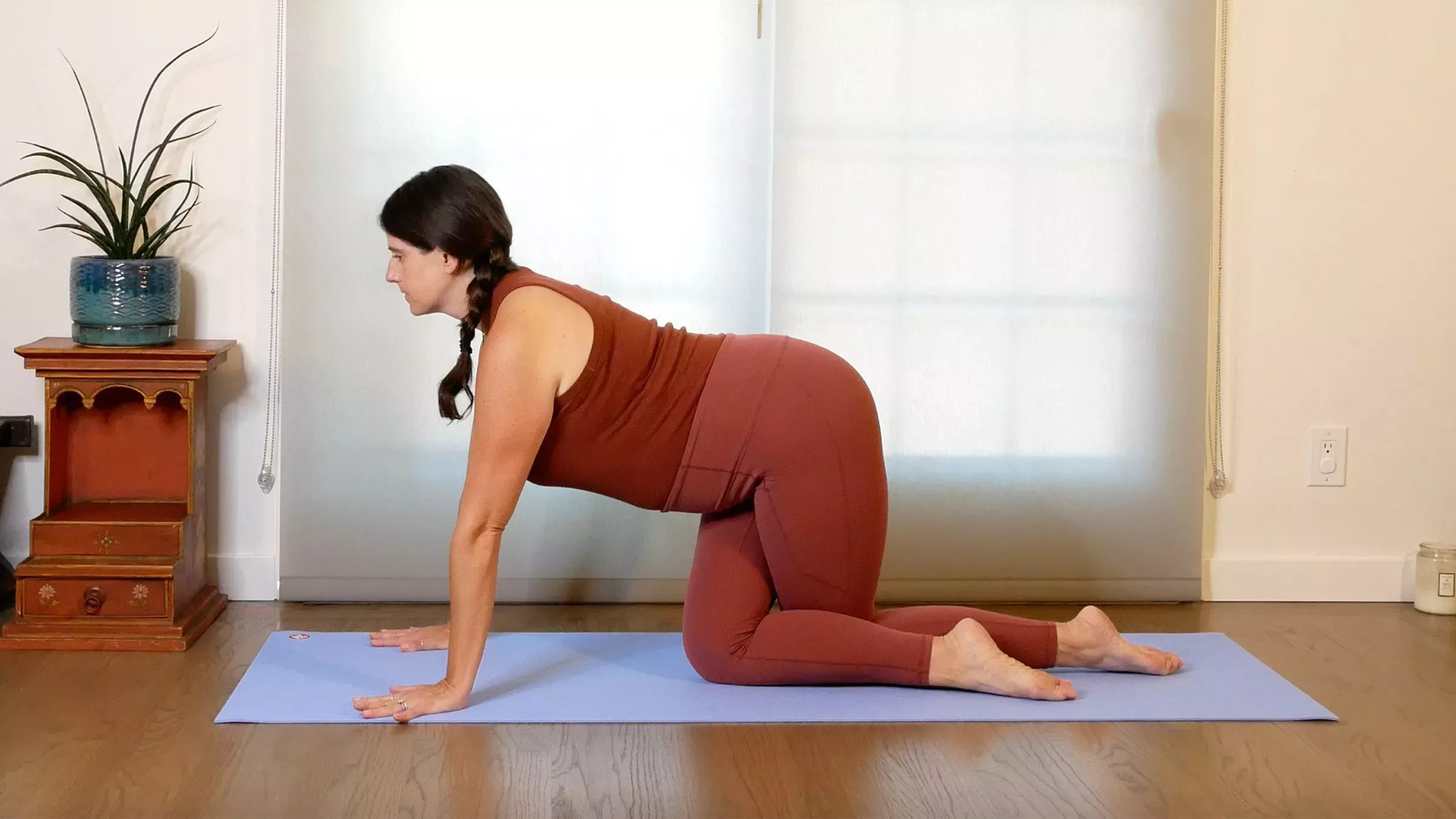 5 posturas de yoga postnatal para mejorar la estabilidad pélvica