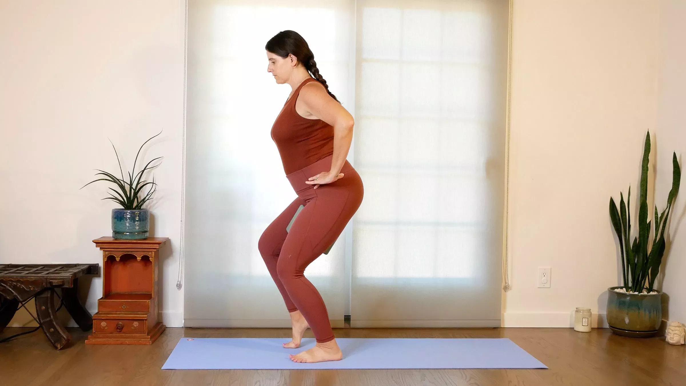 5 posturas de yoga postnatal para mejorar la estabilidad pélvica