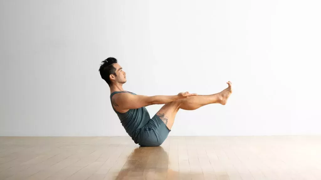 7 posturas de yoga para fortalecer el tronco que todo deportista necesita