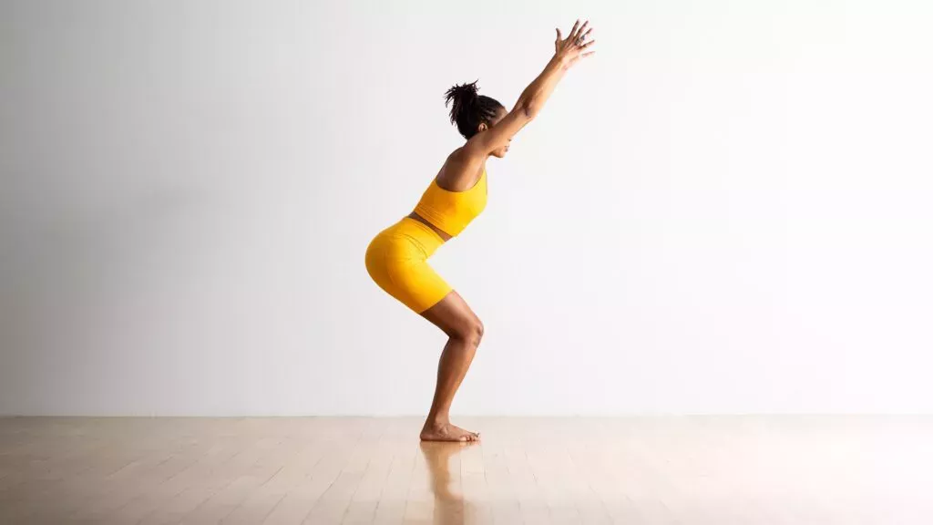 7 posturas de yoga para fortalecer el tronco que todo deportista necesita