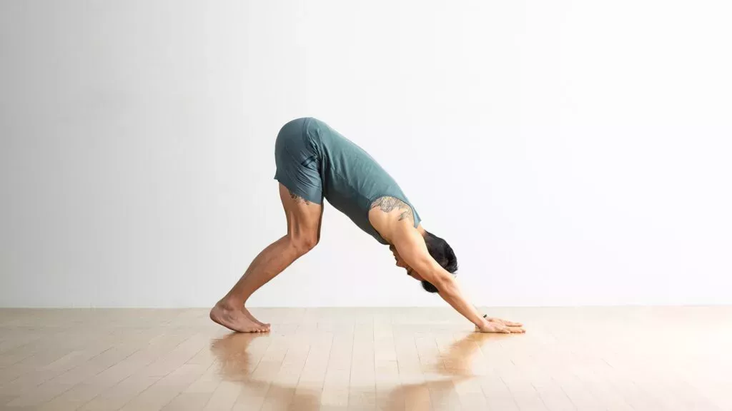 7 posturas de yoga para fortalecer el tronco que todo deportista necesita