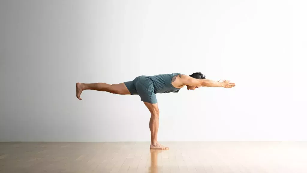 7 posturas de yoga para fortalecer el tronco que todo deportista necesita