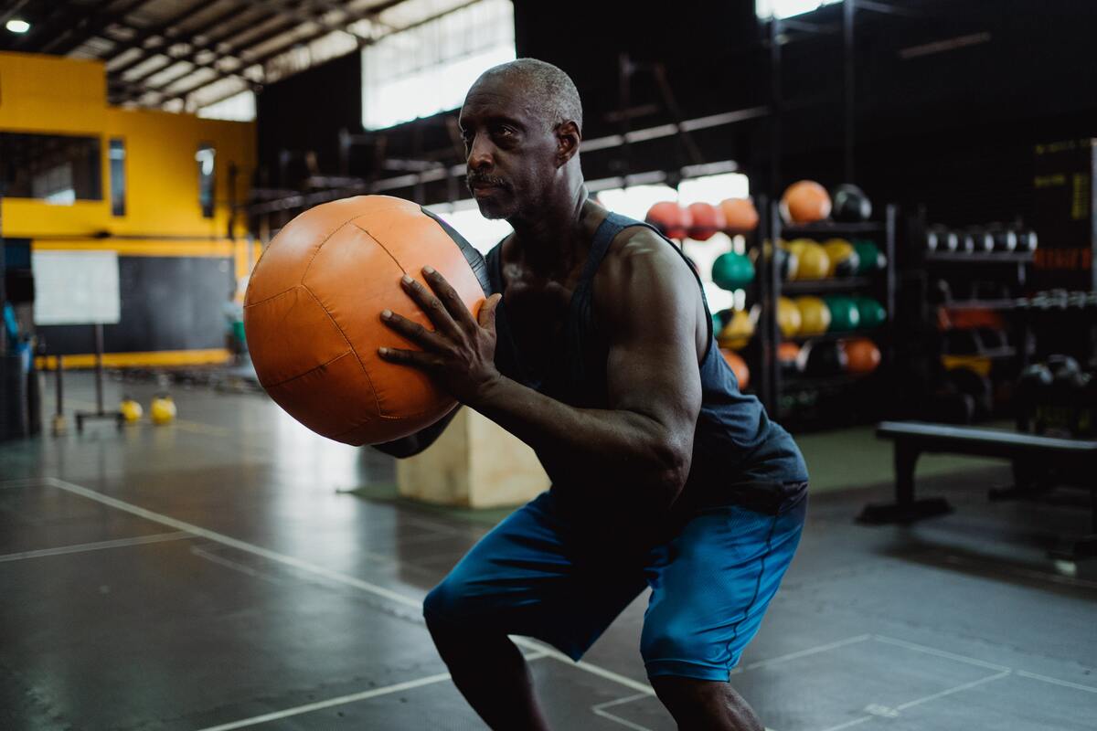 
		Añade estos 8 increíbles ejercicios con balón medicinal para la parte inferior del cuerpo a tu rutina de fitness