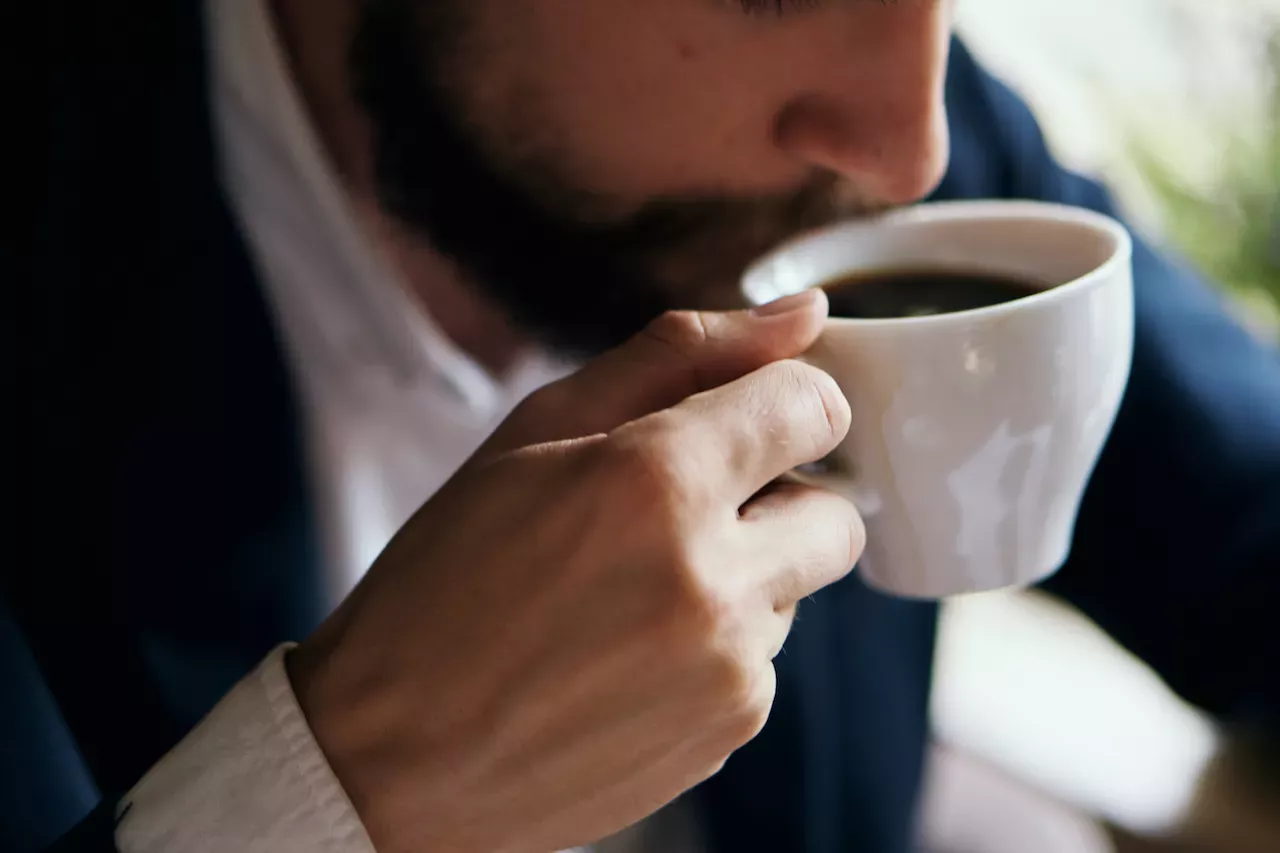 ¿La cafeína ayuda o causa dolores de cabeza?