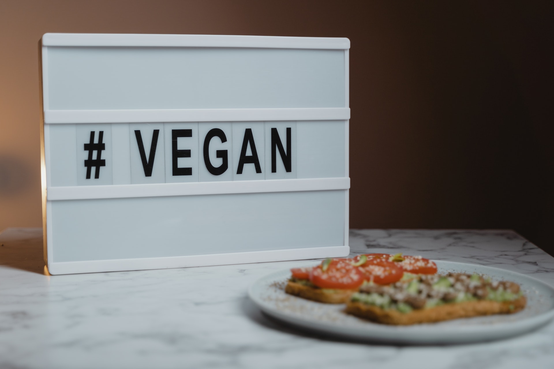 
		Un estudio revela que etiquetar las comidas como "veganas" hace que la gente las elija con menos frecuencia