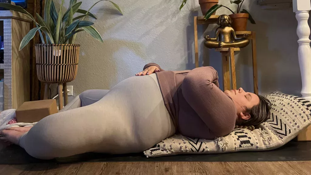 Una práctica de Yin Yoga para ayudarle a bajar el ritmo