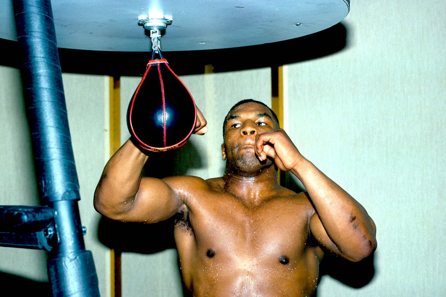 Cómo las flexiones de Mike Tyson entrenan todo el cuerpo con un movimiento brutal