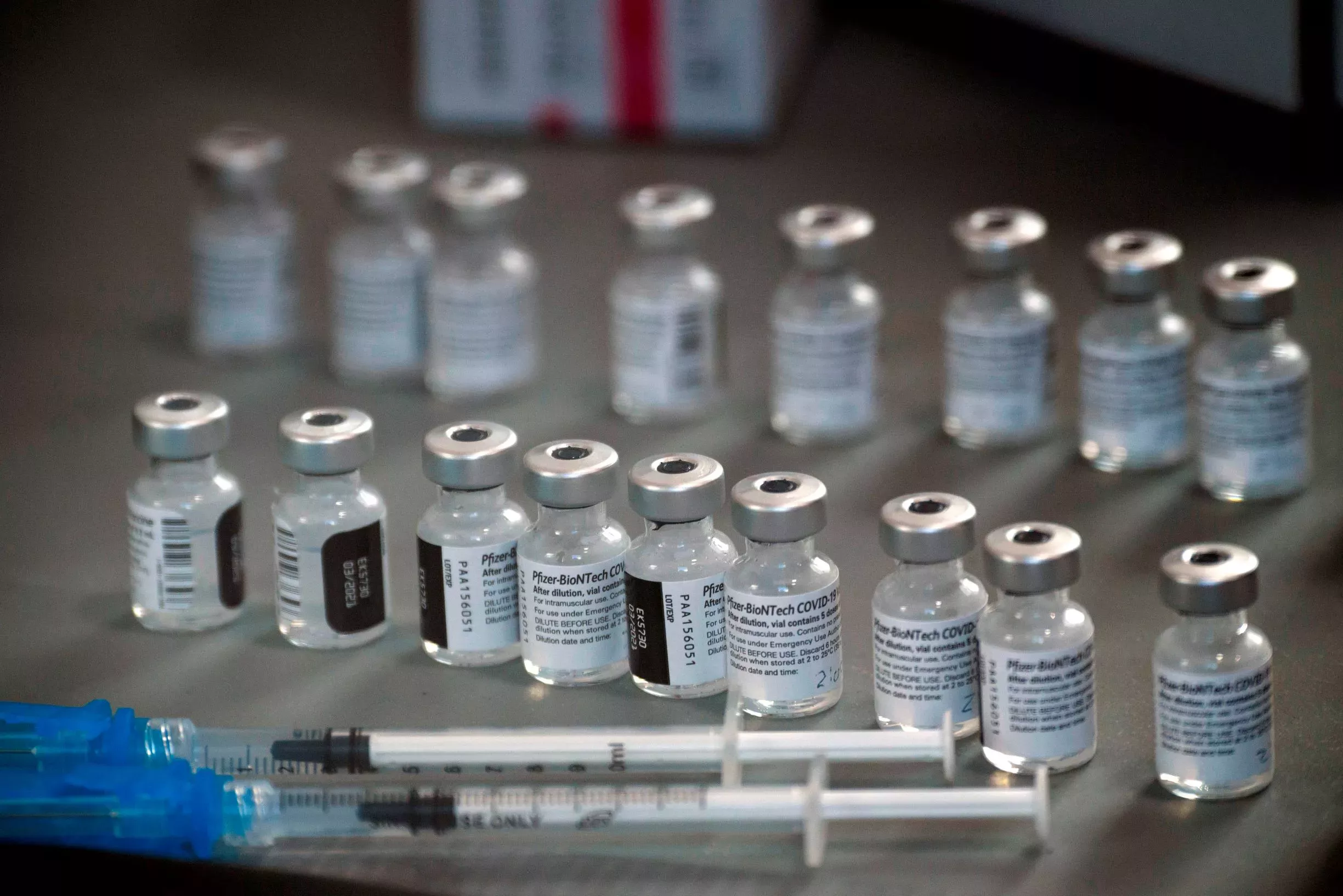 ¿Quién debe recibir las nuevas vacunas COVID? Lo que hay que saber sobre las vacunas de 2023-2024