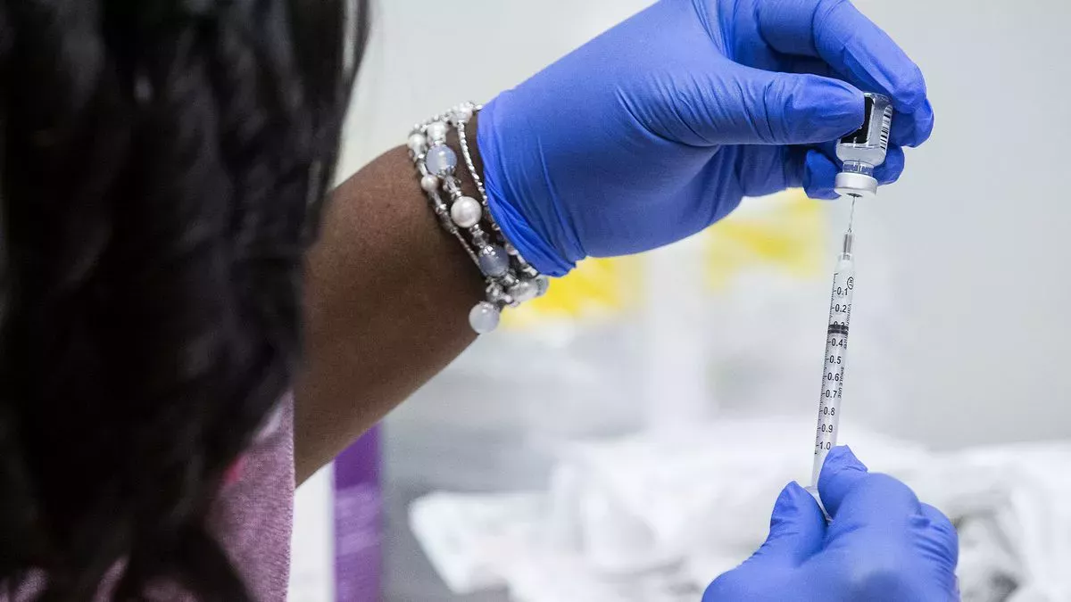 ¿Quién debe recibir las nuevas vacunas COVID? Lo que hay que saber sobre las vacunas de 2023-2024